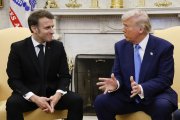 Macron presviedčal Trumpa, aby nezanevrel na Európu. Biely dom jeho plán odmieta
