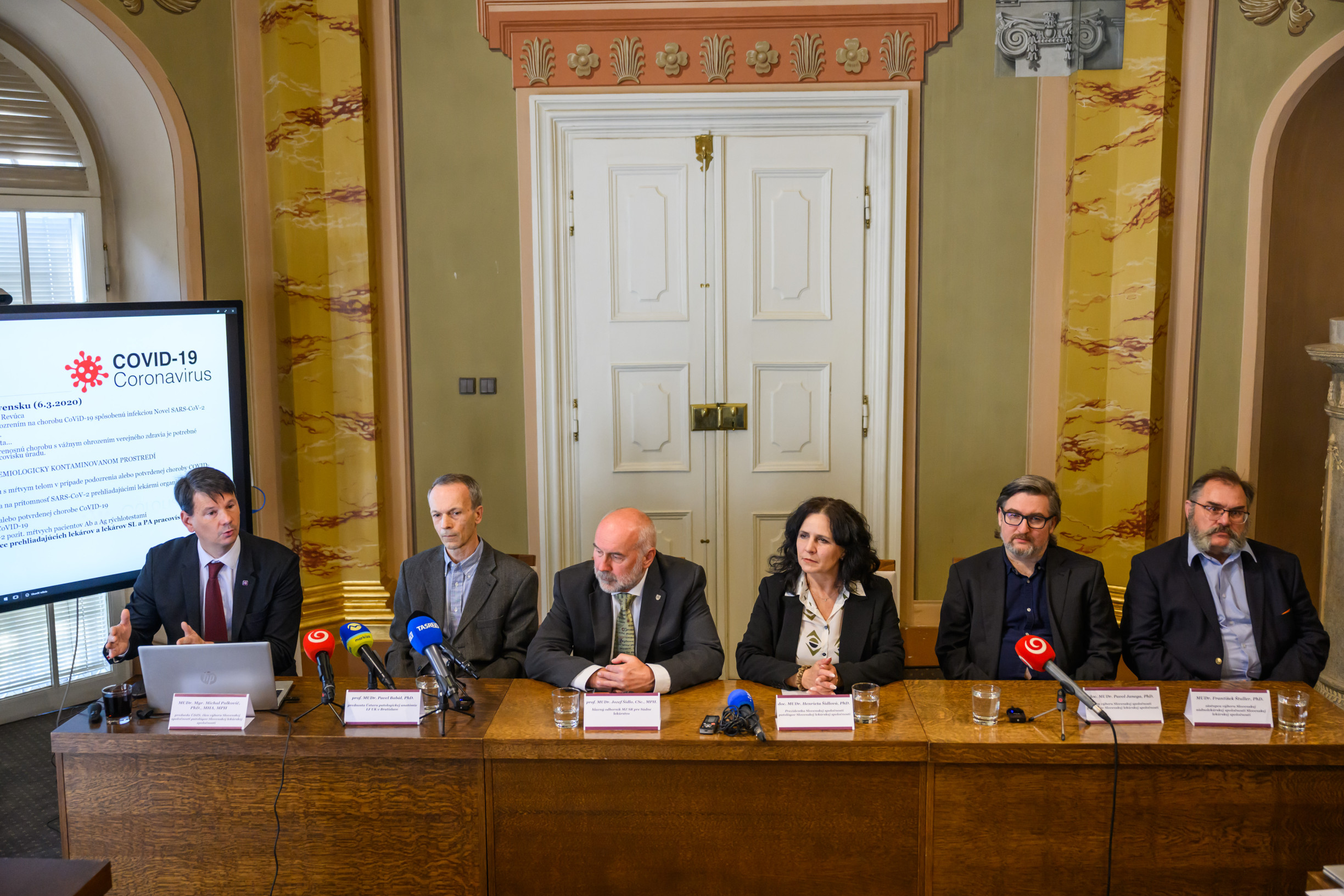 Vládne nám zážitková medicína. Patológovia sa ohradili, že úmrtia po očkovaní vydávajú za úmrtia na covid