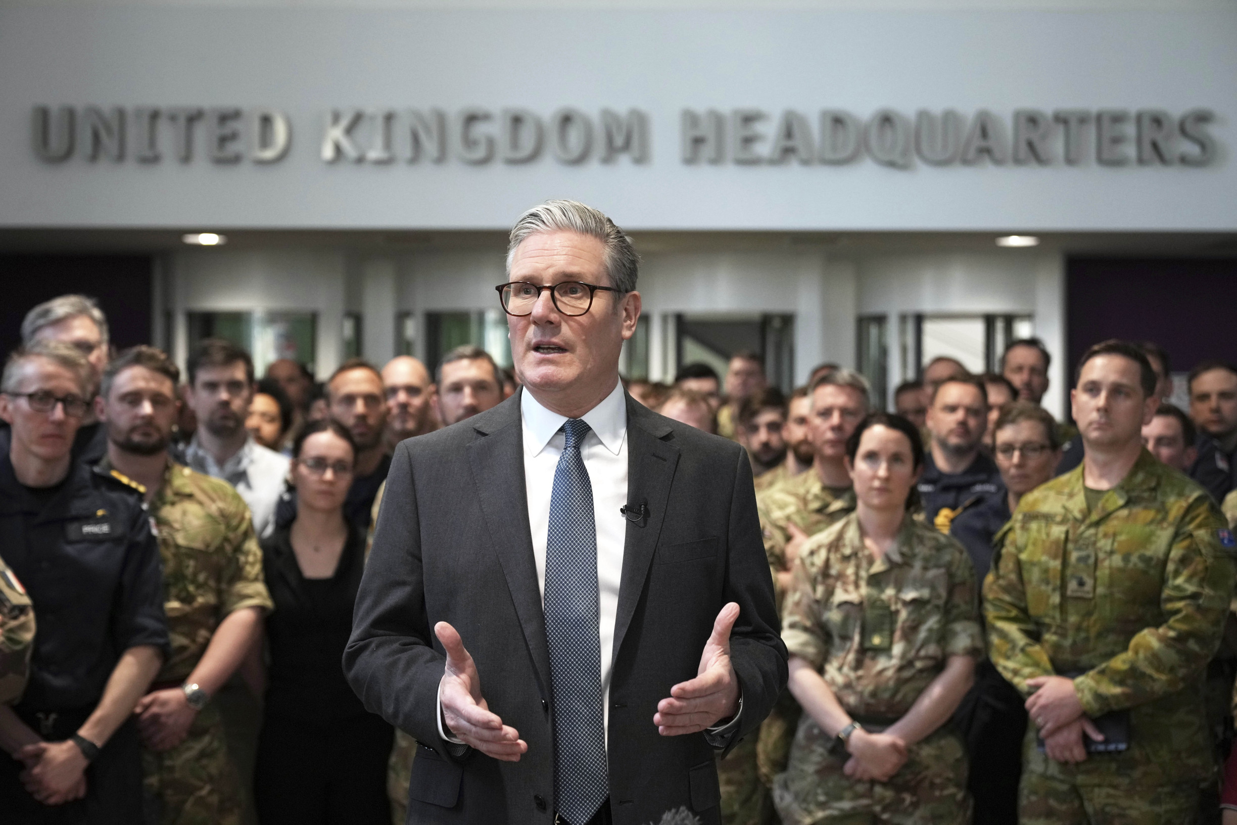 Chváli Trumpa, no chce viesť aj európsku koalíciu ochotných. Ako britský premiér vedie krajinu do čela svetovej politiky