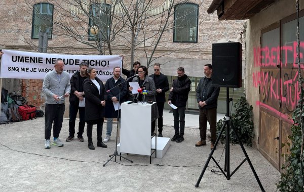 Pred SNG bude každý deň protest. Doteraz to bolo na ľuďoch z&nbsp;galérie, teraz nastupujú umelci