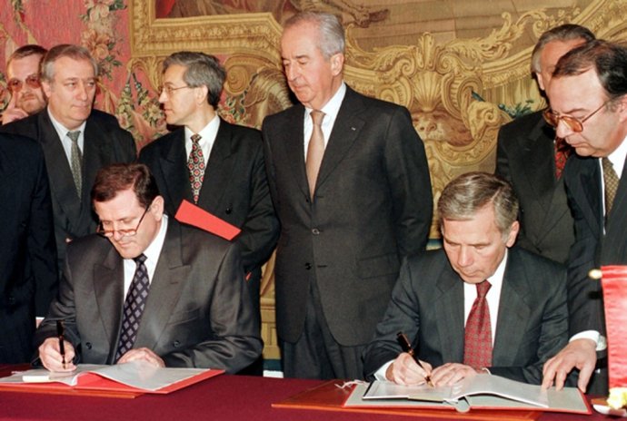 Vladimír Mečiar, Éduard Balladur és Horn Gyula a magyar–szlovák alapszerződés aláírásakor, 1995. március 19-én Párizsban. Fotó - TASR