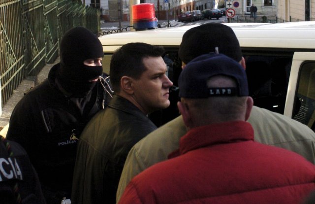 Mikuláš Černák v roku 2007, keď sa na pár sekúnd dostal pre procesnú chybu na slobodu, ale policajti ho hneď po prepustení opäť zadržali. Foto – TASR