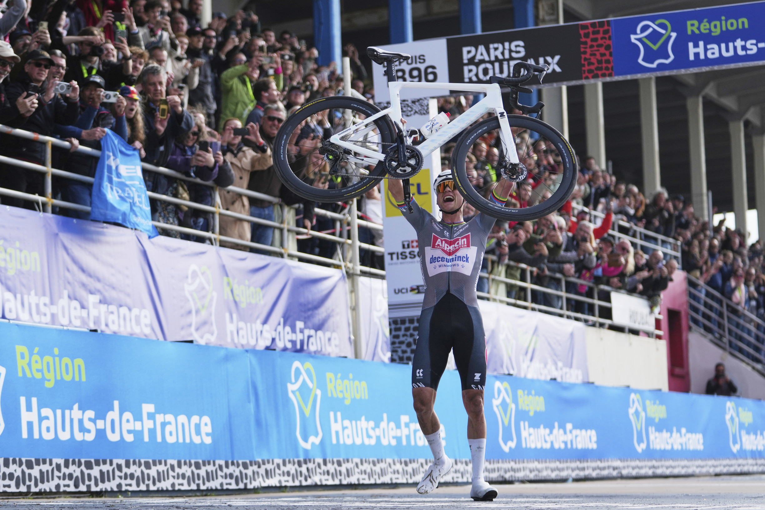 Nezastavil ho Pogačar, defekt ani fľaša, ktorú mu hodili do tváre. Van der Poel opäť vyhral Paríž – Roubaix