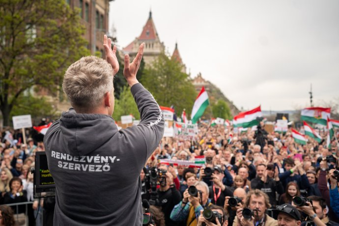 Magyar Péter vasárnap este Budapesten a Tisza Nemzet Hangja nevű kozultációjának eredményváróján. Fotó - Tisza Párt / Facebook