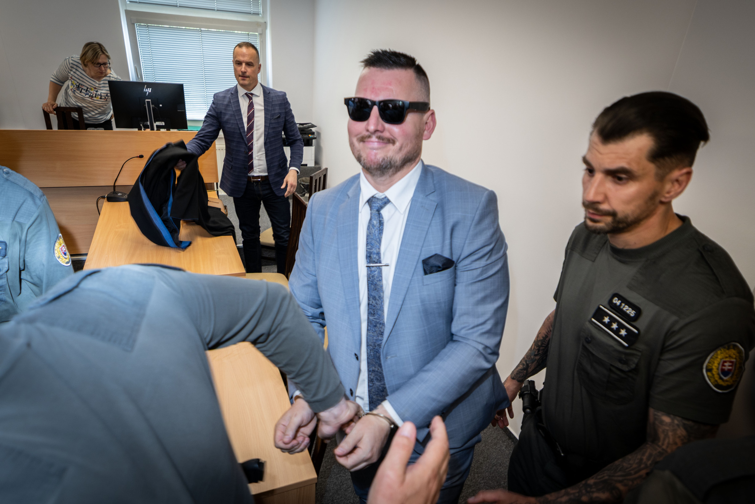 Daniel Bombic skončil s&nbsp;putami na rukách. Do väzby ho dostali jeho príspevky