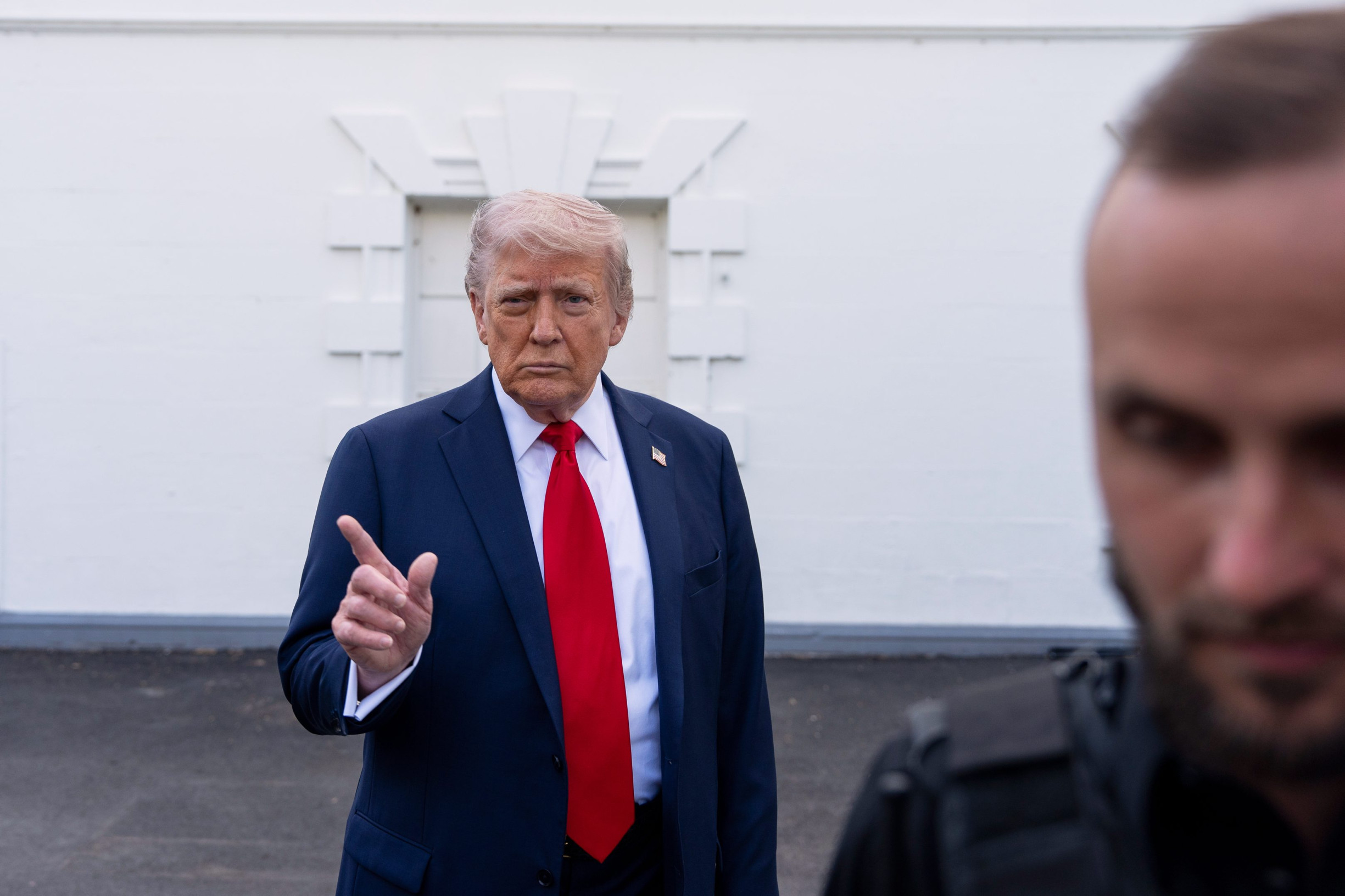 Svetový newsfilter: Trump opúšťa Ukrajinu a&nbsp;opakuje chybu, ktorú predtým vyčítal iným