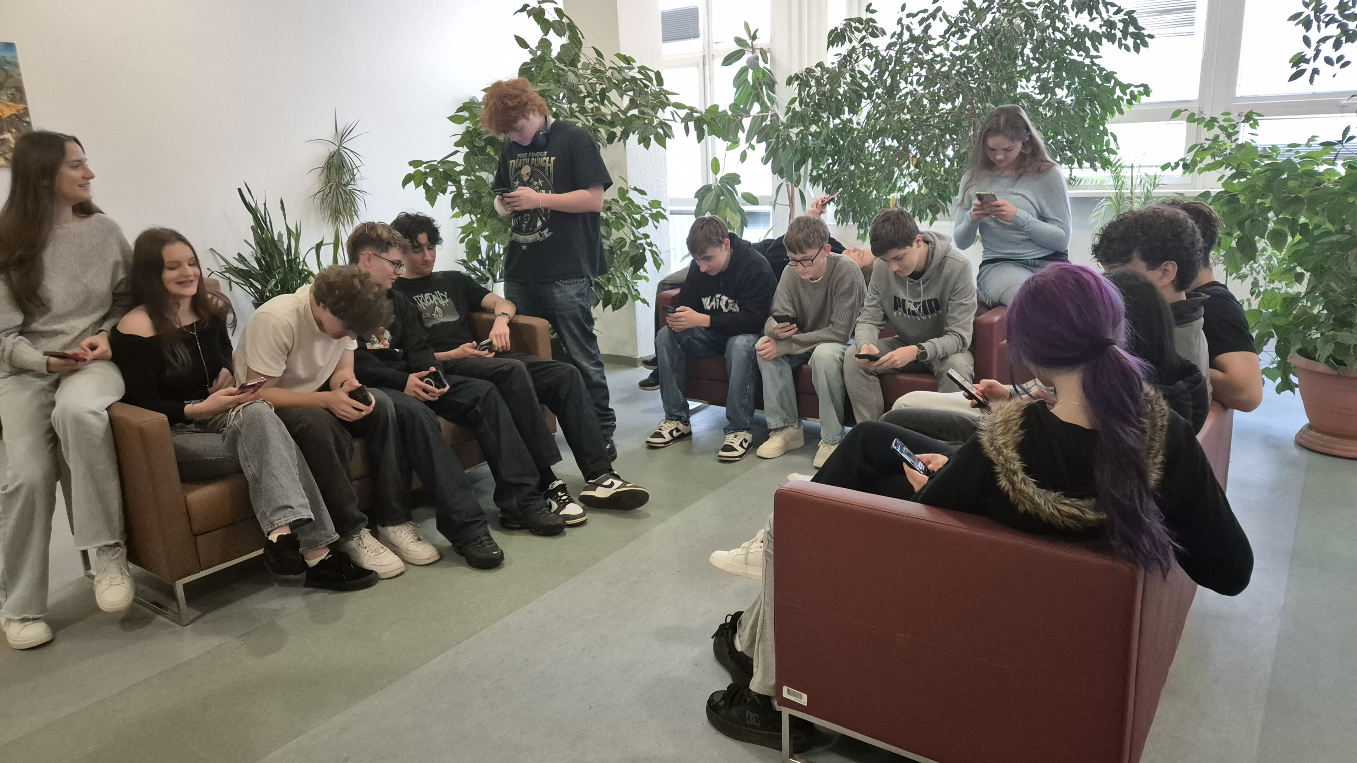 Študenti gymnázia vystúpili z online sveta, mobily odovzdali riaditeľovi