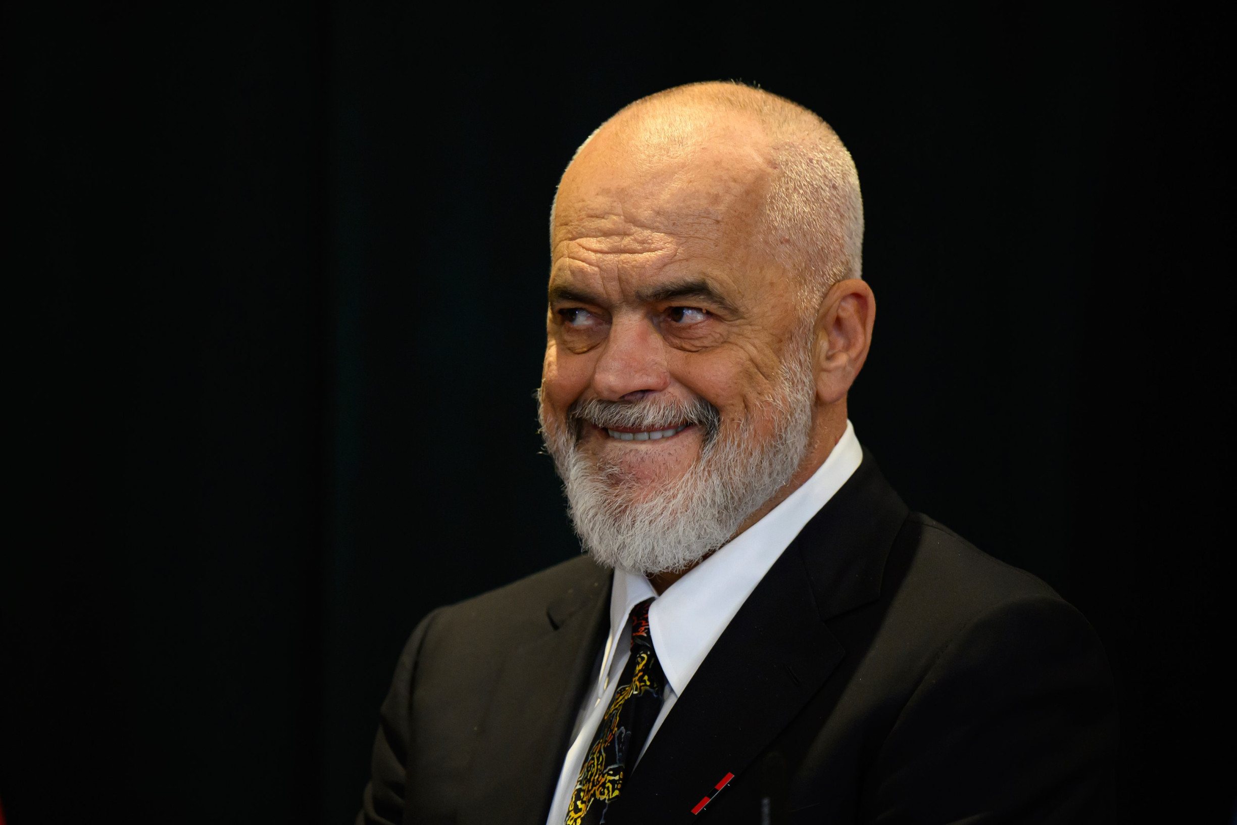 Albánsky premiér v teniskách: napriek problémom s korupciou a organizovaným zločinom ho v Bruseli volajú drahý Edi