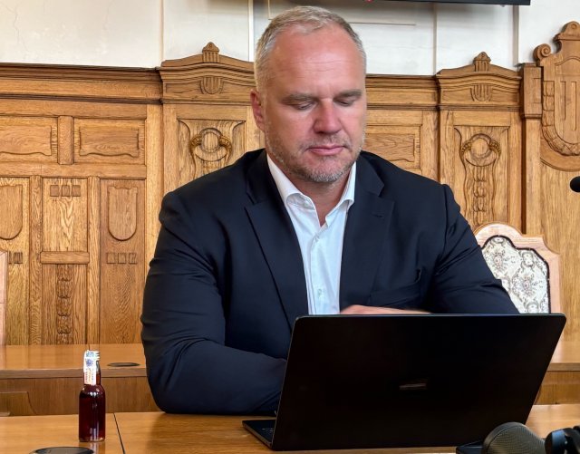 Suchoba s netradičnou rekvizitou na súde. Foto - N