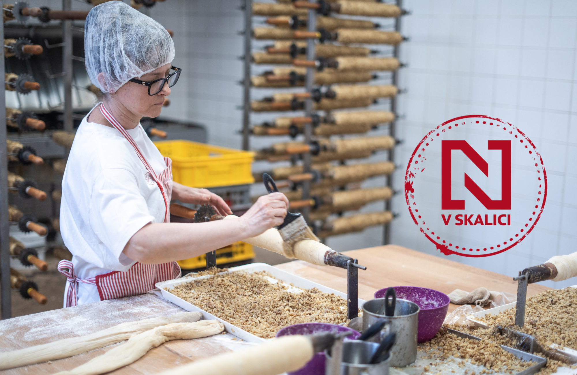 Pre Záhorákov je pravý trdelník len ten zo Skalice. Od tých zo stánkov sa líši jemným cestom, potiera sa masťou (+video)