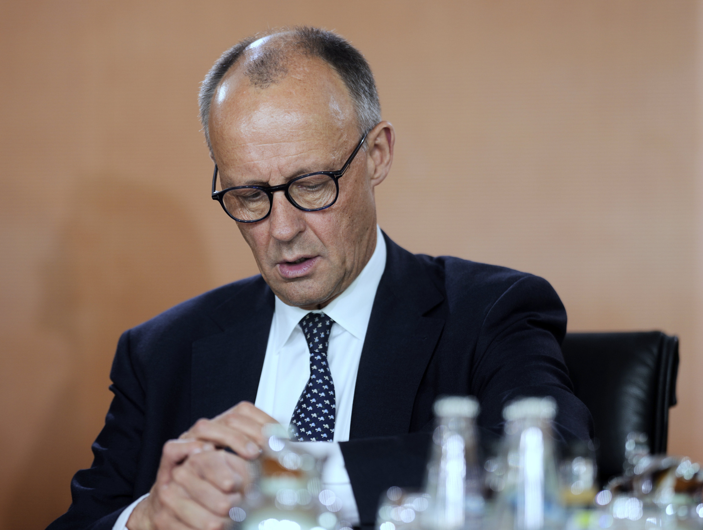 Fico odkázal Merzovi po hrozbe odobratím eurofondov, že nie sme malý žiačik. Berte Nemecko vážne, varujú experti