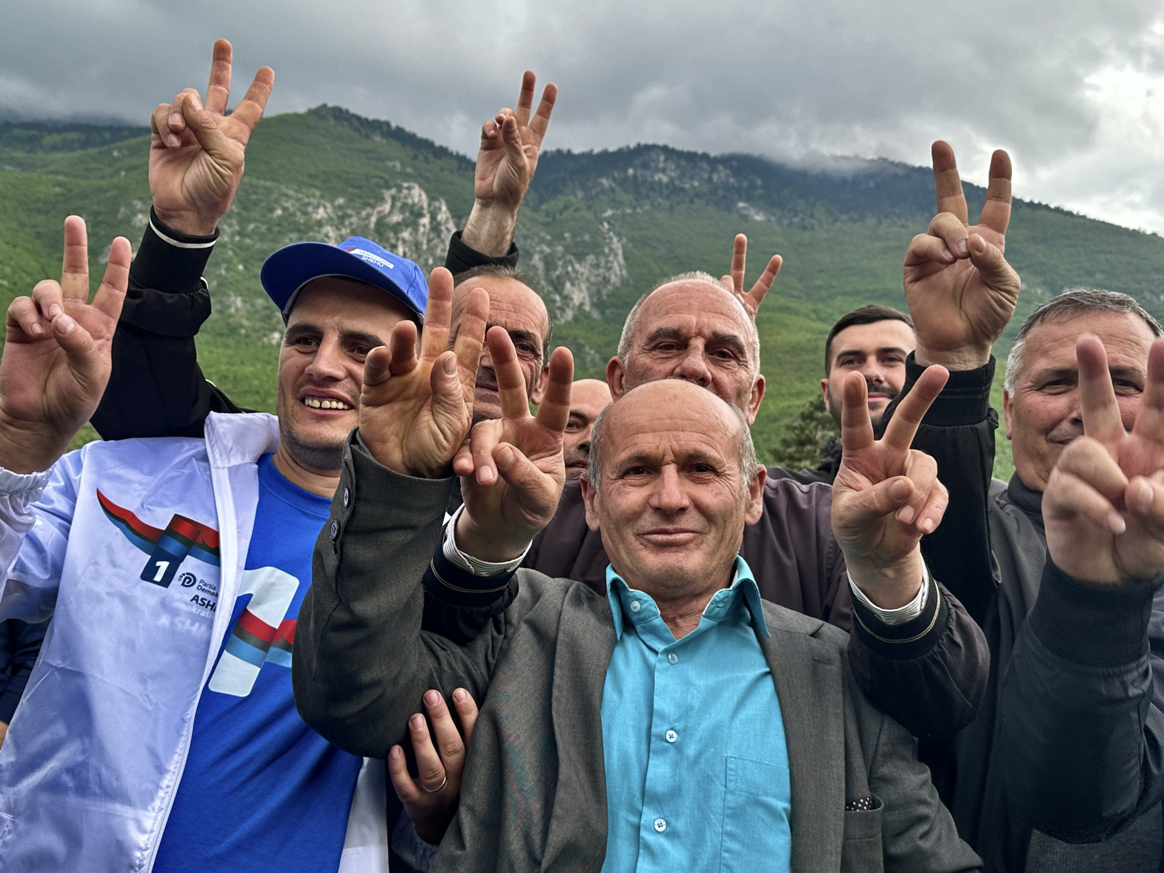 Lekár pracuje ako roľník a profesor ako včelár, zarábajú štyristo eur: čo nám voľby povedali o Albánsku