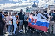 Sme zvedaví na dym. Vo Vatikáne počuť Slovákov aj Čechov, v názoroch na pápeža sa odlišujú