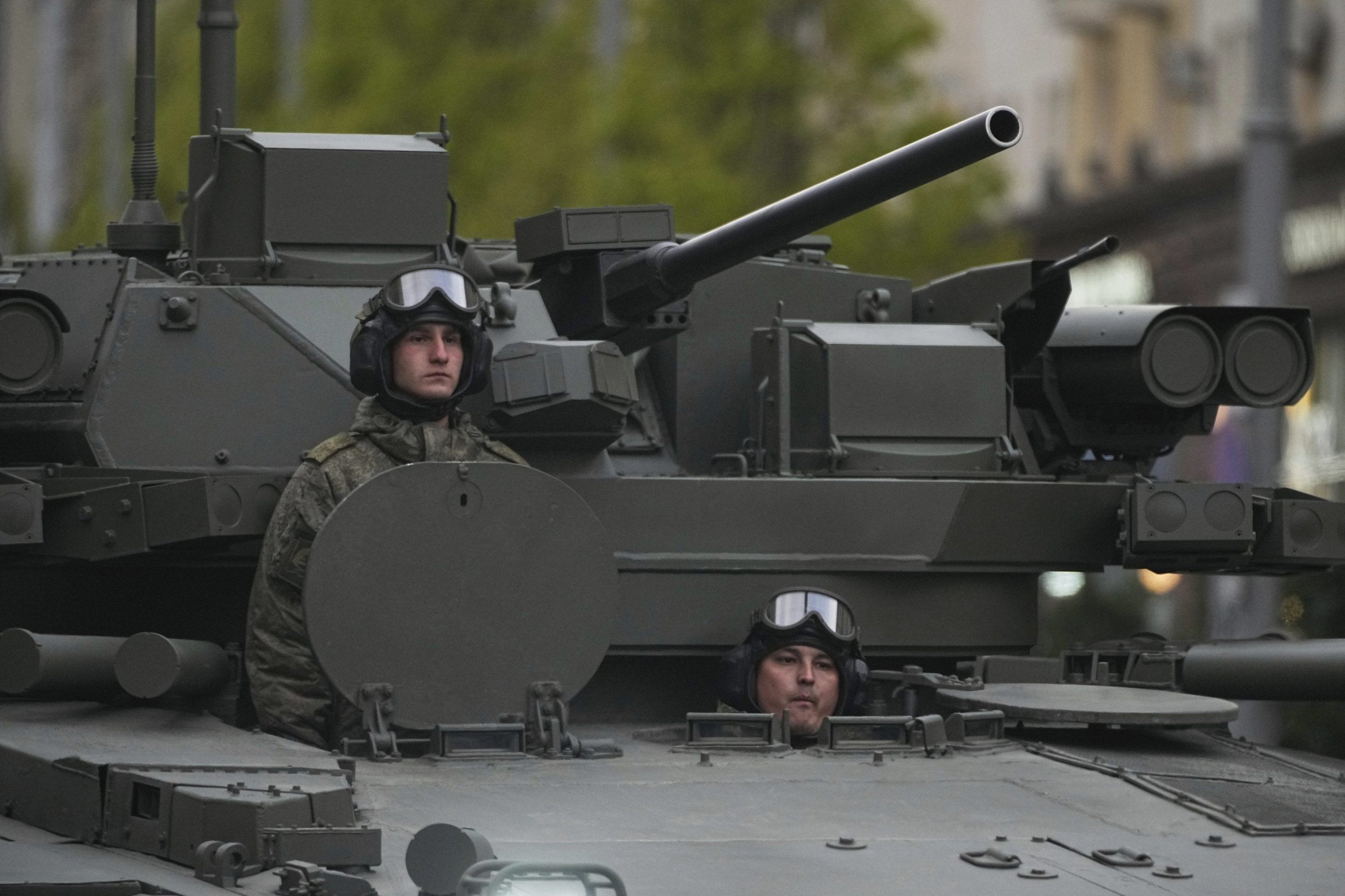 Vývoj bojov (1173. deň): Rusko stupňuje výrobu zbraní, naznačujú to údaje z mnohých tovární