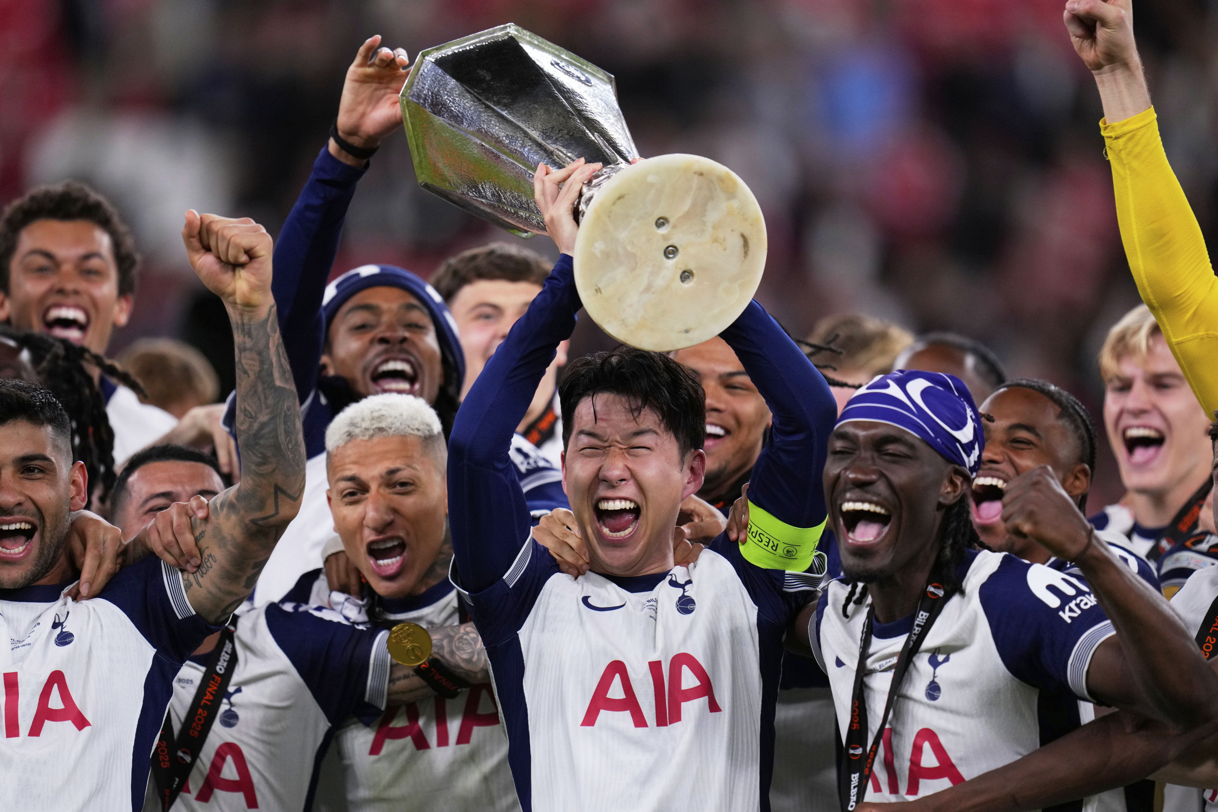 Tottenham má európsku trofej po 41 rokoch. Rozhodla chyba inak najlepšieho hráča sezóny a kung-fu kop na čiare