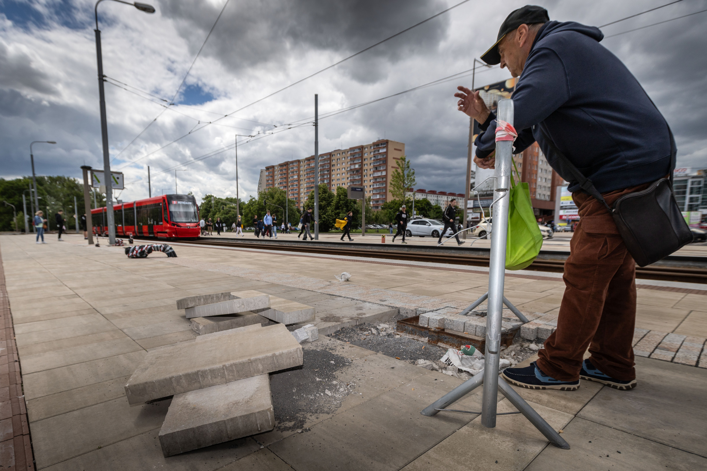Ešte stále je to stavenisko, na trati petržalskej električky opravujú aj nepodarky