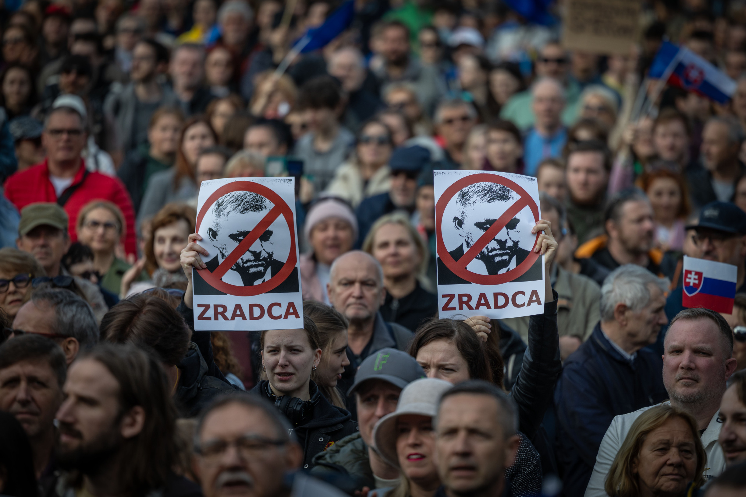 Dosť bolo Fica, kričal dav v Bratislave. PS, SaS, KDH a Demokrati sa spojili a vyzvali na porážku Fica