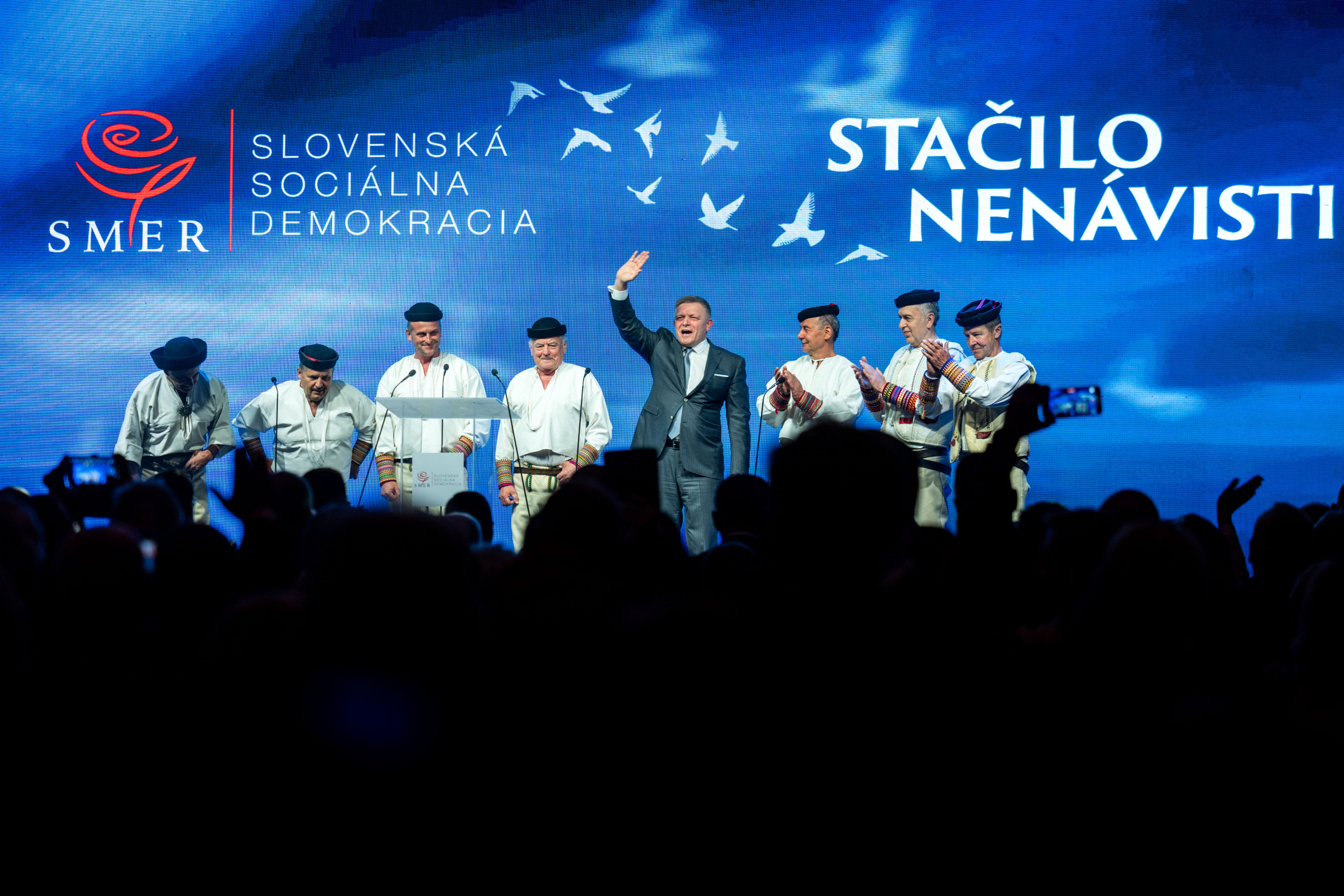 Fico z Handlovej odkázal, že nekončí. Strážili ho ostreľovači (reportáž)