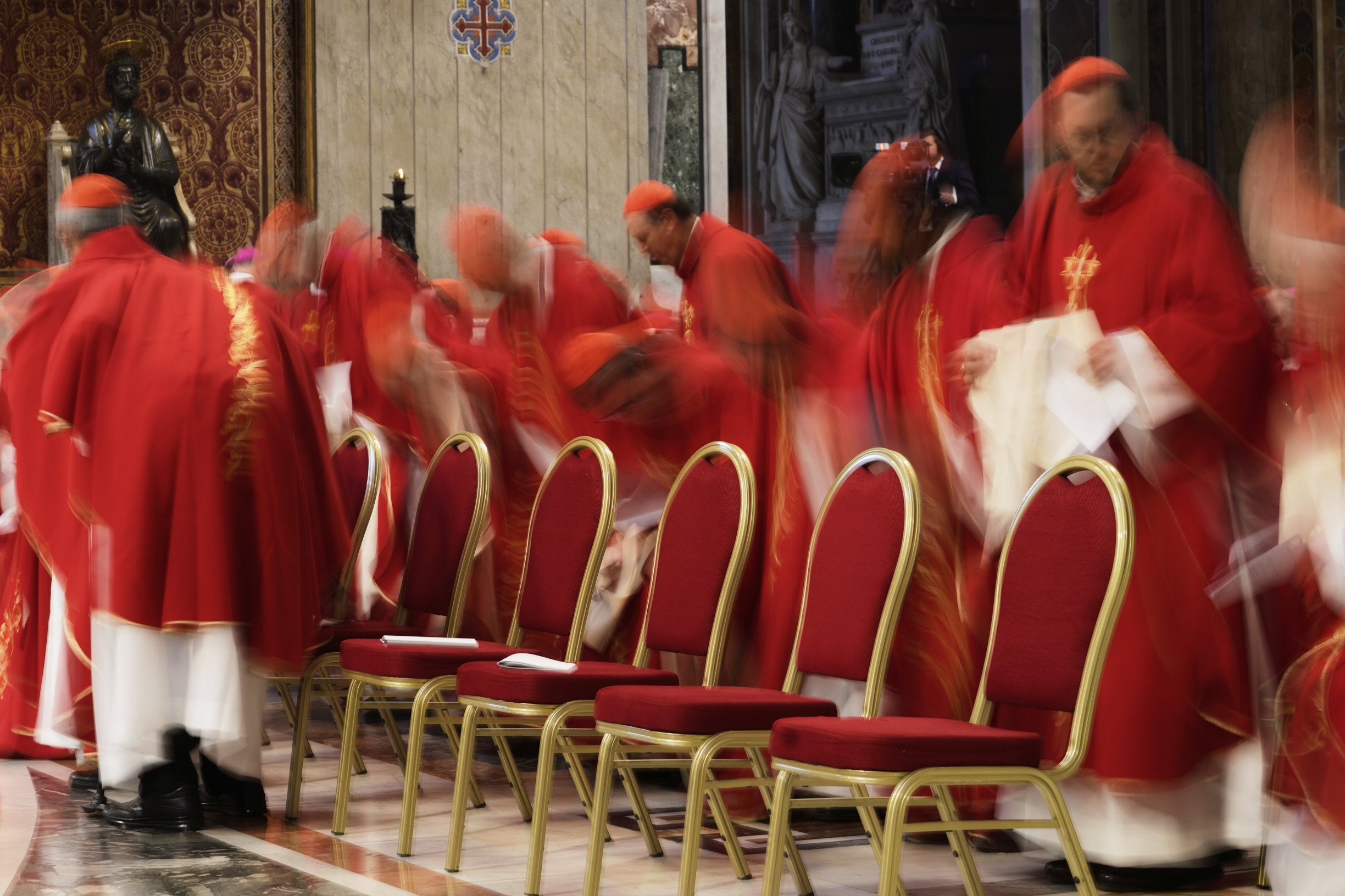 Do Vatikánu prišiel aj kardinál, ktorého František potrestal za sexuálne násilie. Vysmieva sa cirkvi, hovorí obeť