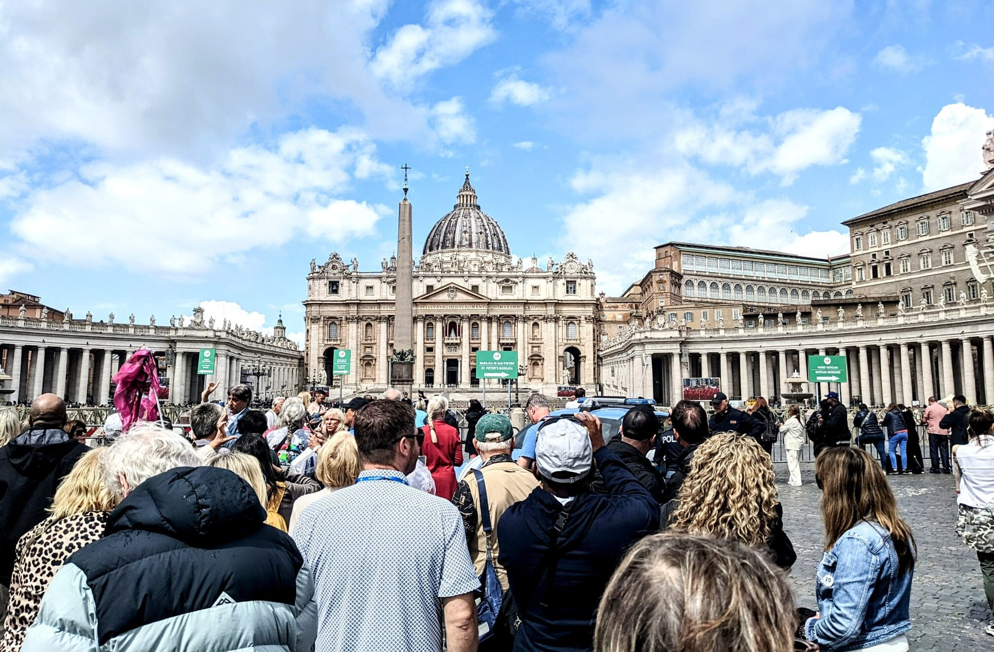 Chceme vidieť čierny alebo biely dym. Vo Vatikáne počuť Slovákov aj Čechov, v názoroch na pápeža sa odlišujú