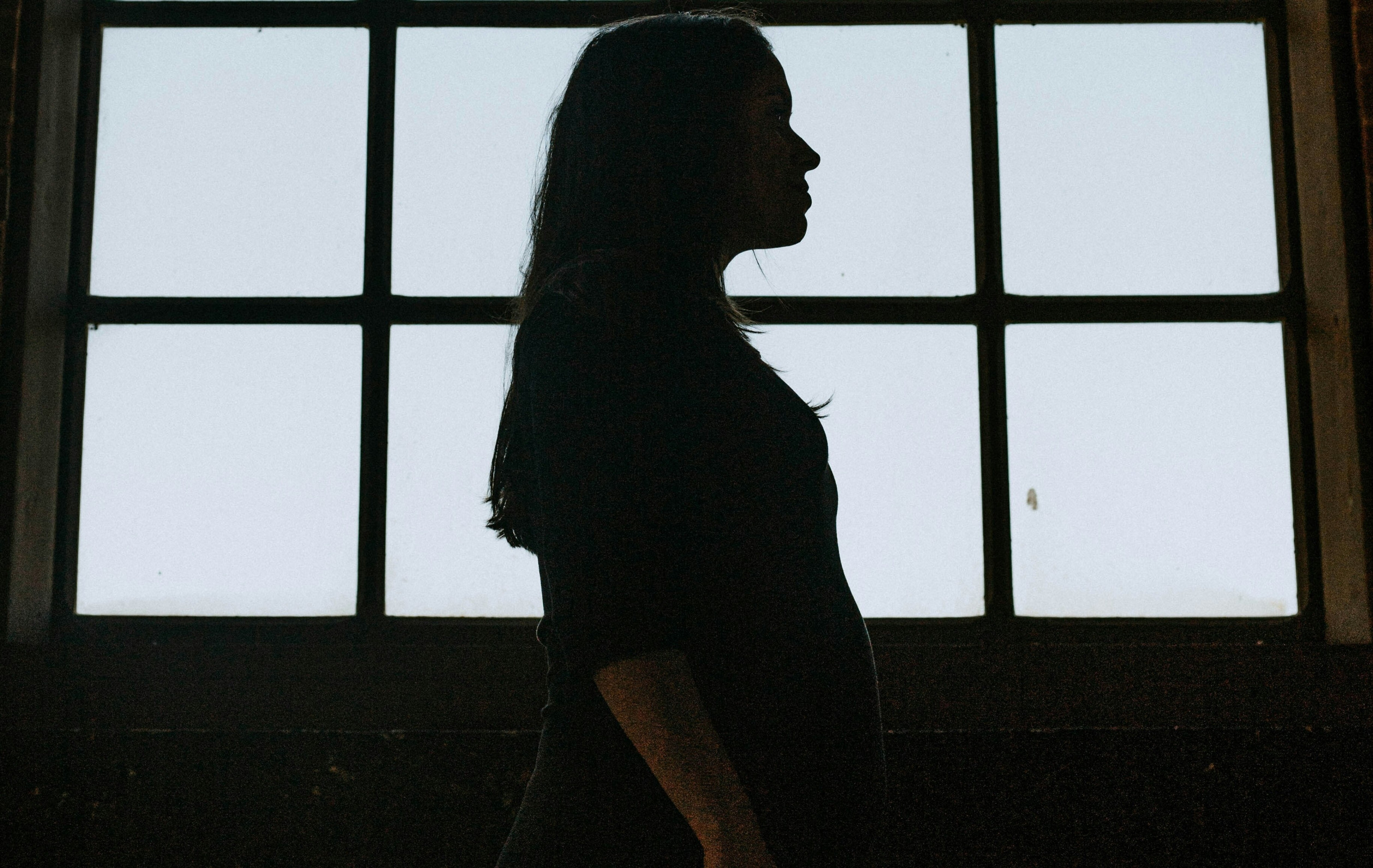 Zrazím ťa a tvoje telo rozpustím v kyseline. Žene sa exmanžel roky vyhráža smrťou. Nemá pocit, že ju štát dokáže ochrániť