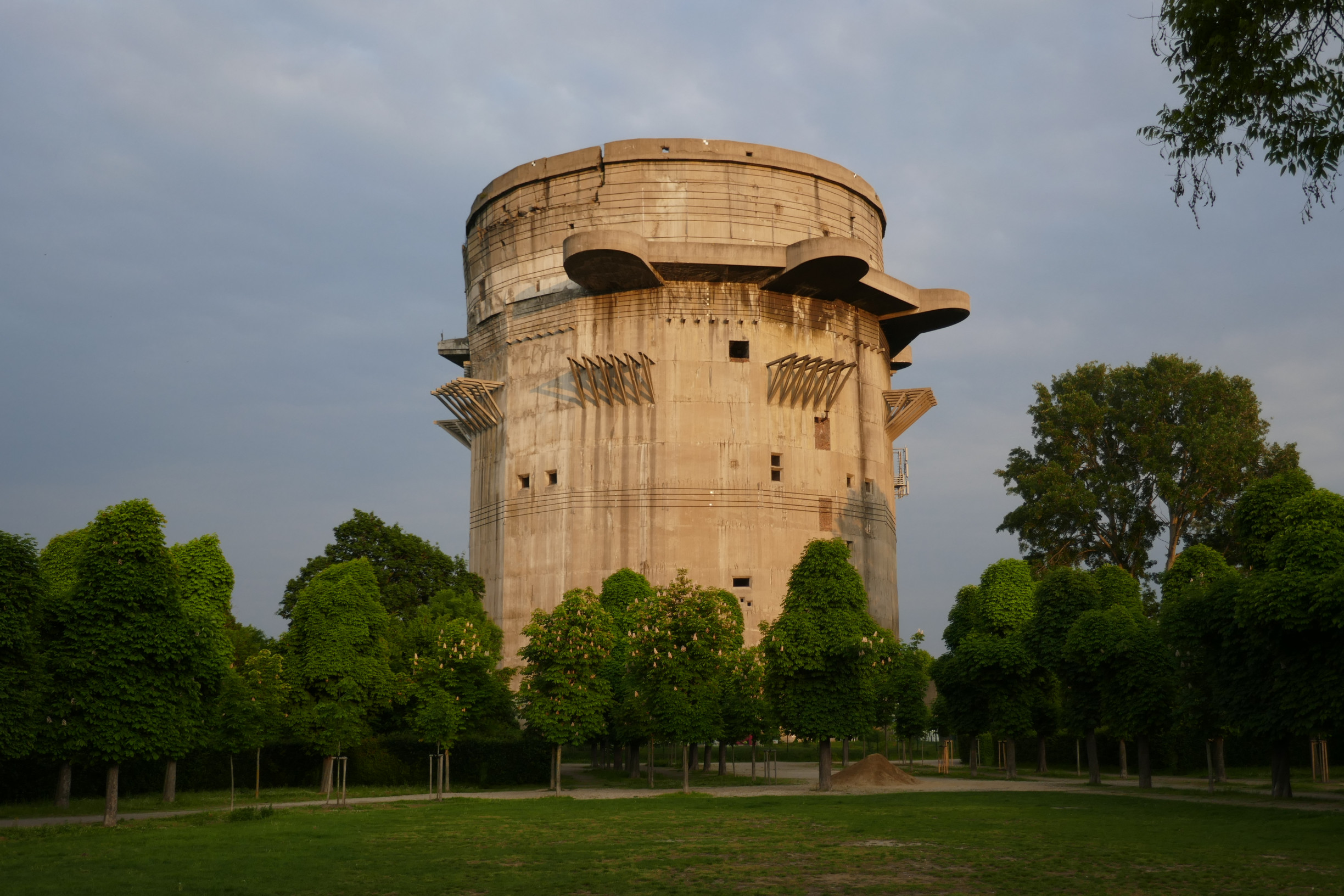 Mali chrániť nebo, no skončili vojenským fiaskom. Viedeň sa doteraz nevie zbaviť nacistických veží
