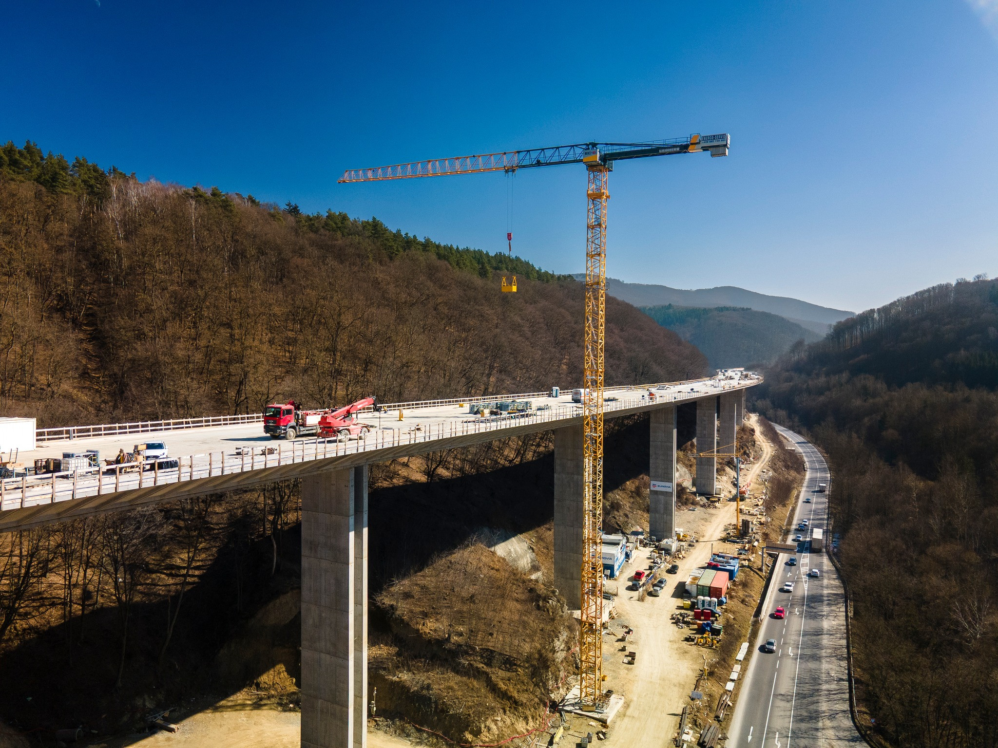 Ekonomický newsfilter: Hospodársky rast slabne, no výstavba diaľnic mieri k rekordu