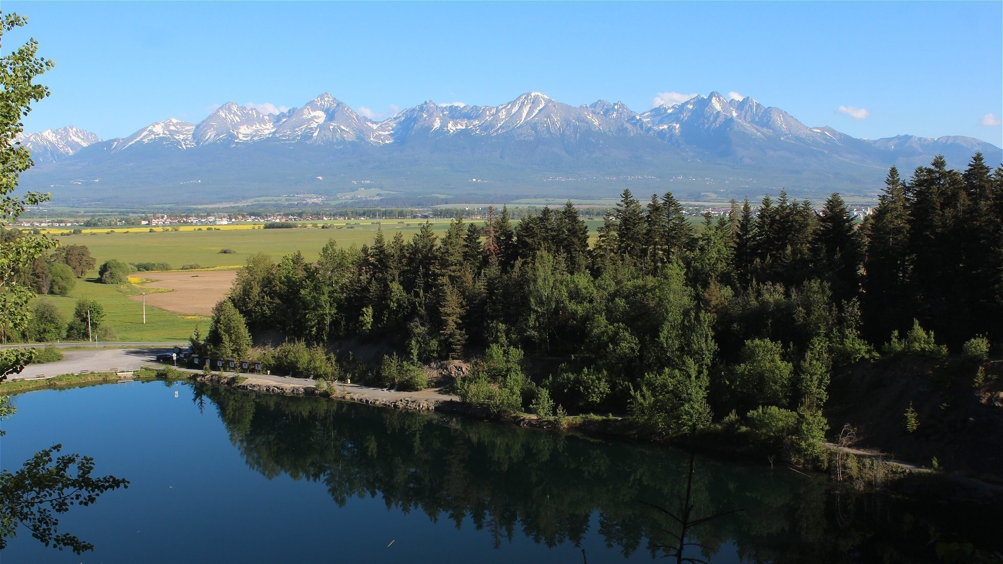 Hiking basecamp: Zámčisko nad Popradom, dva hrady Považského Inovca a divoký hrebeň Brankova