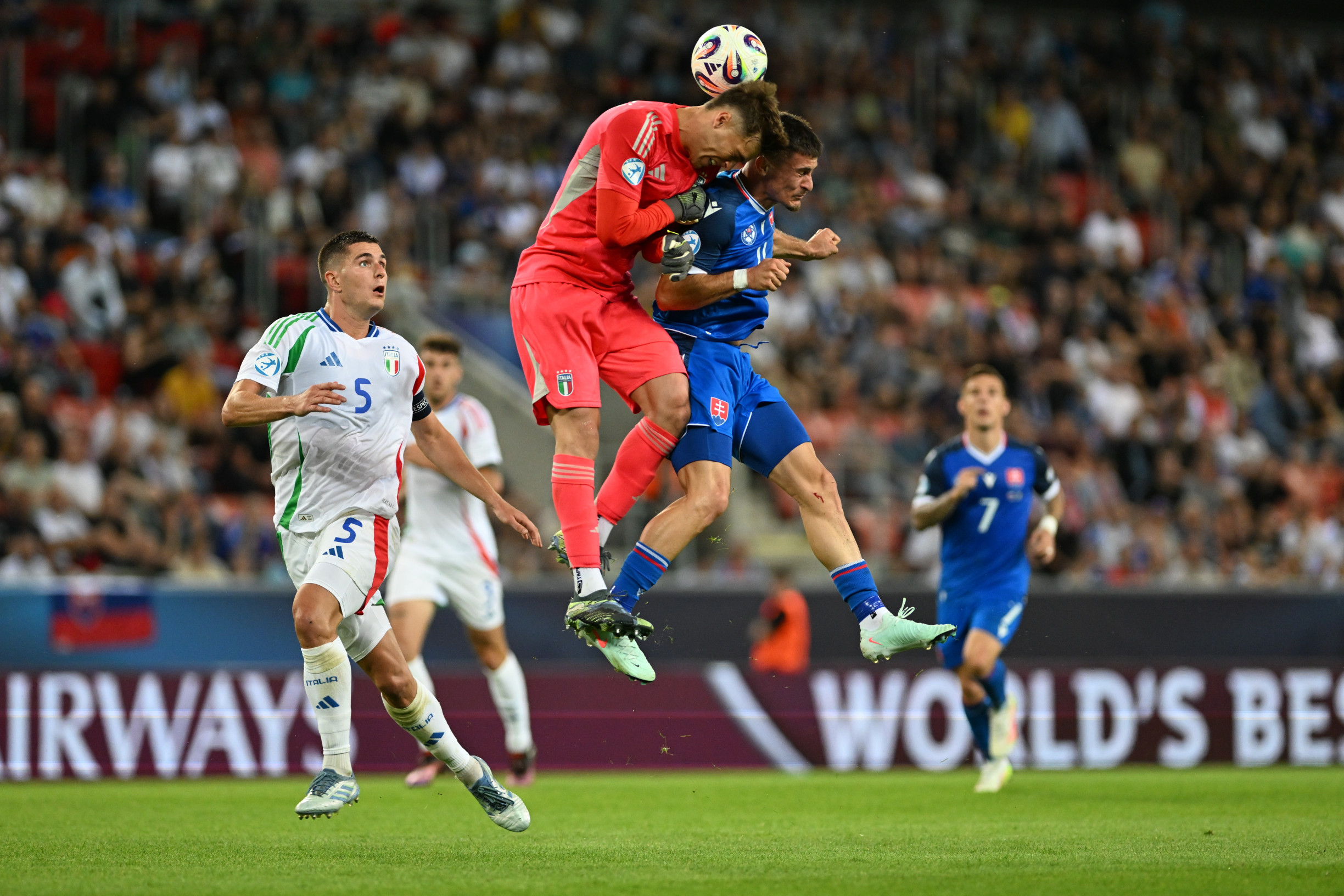 V&nbsp;Trnave prišli na futbal aj ľudia v&nbsp;zvláštnych dresoch. Slováci chceli postúpiť, ale ich šanca sa skončila po štyroch dňoch