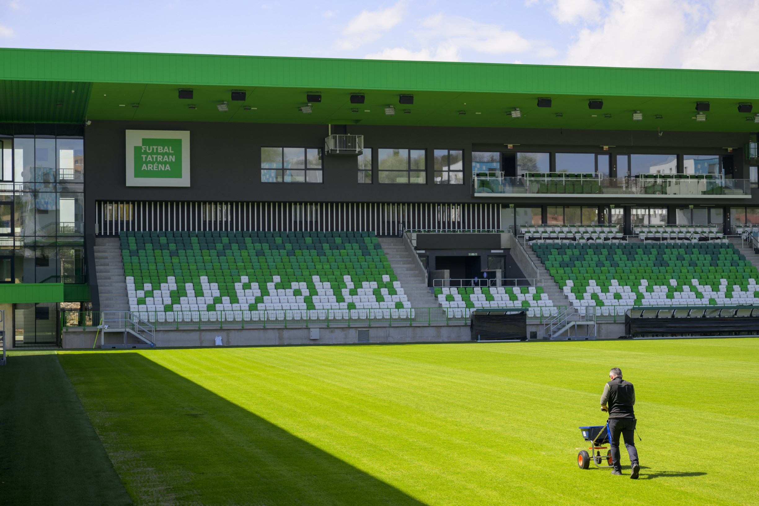 Štadión otvoril piskot na Huliaka, teraz ho pokrstil zápas Ukrajiny. Arénu v&nbsp;Prešove ironicky volali stavba storočia, ešte má nedokonalosť