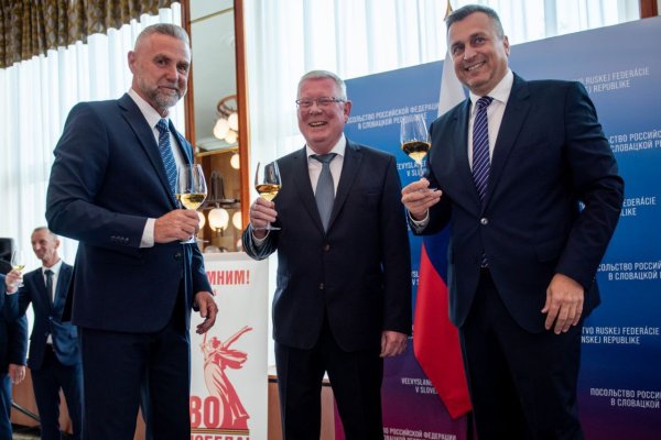 Zverejnili fotografie z&nbsp;recepcie k&nbsp;Dňu Ruska, zúčastnili sa nej Gašpar, Danko, Glück či Chmelár