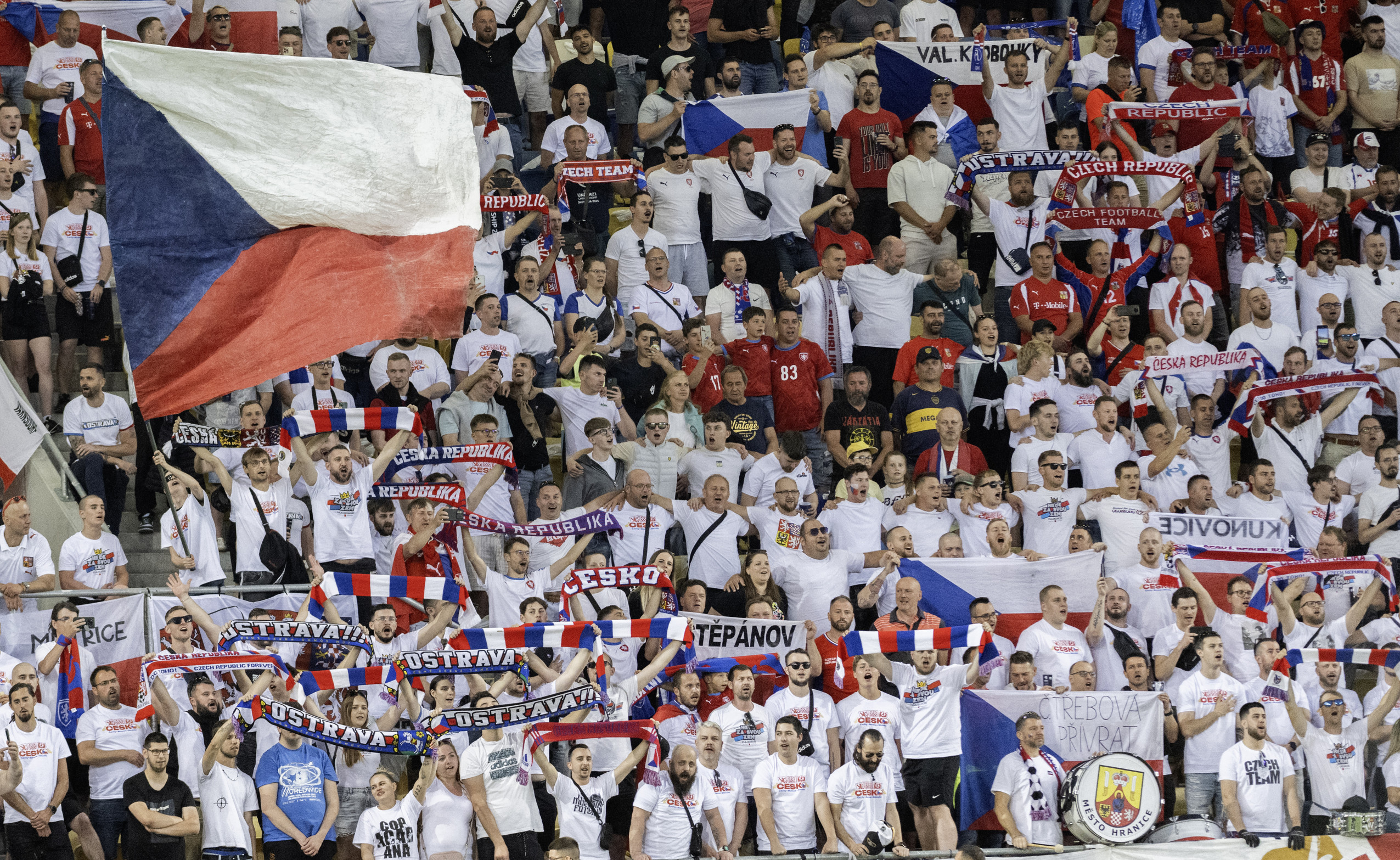 Jadierka zrušili, smažák predražili, ale cintorín nezavreli. V&nbsp;Dunajskej Strede skandovali Česi aj proti Ficovi