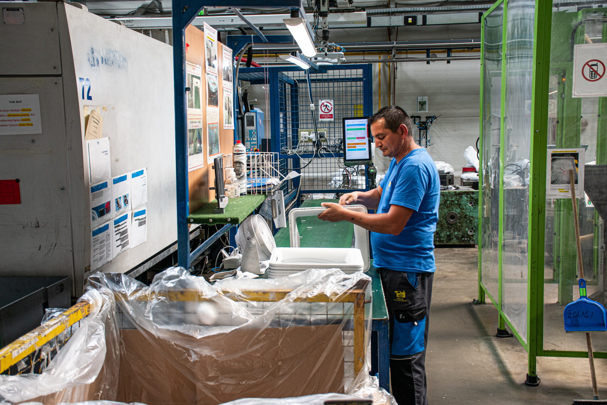 Konsolidácia udrie na výplaty zamestnancov. Vo februári uvidia, o koľko viac im štát zoberie