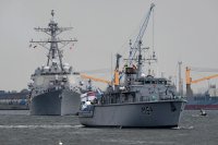 Americký raketový torpédoborec a litovský lovec mín v Baltskom mori. Foto - TASR/AP