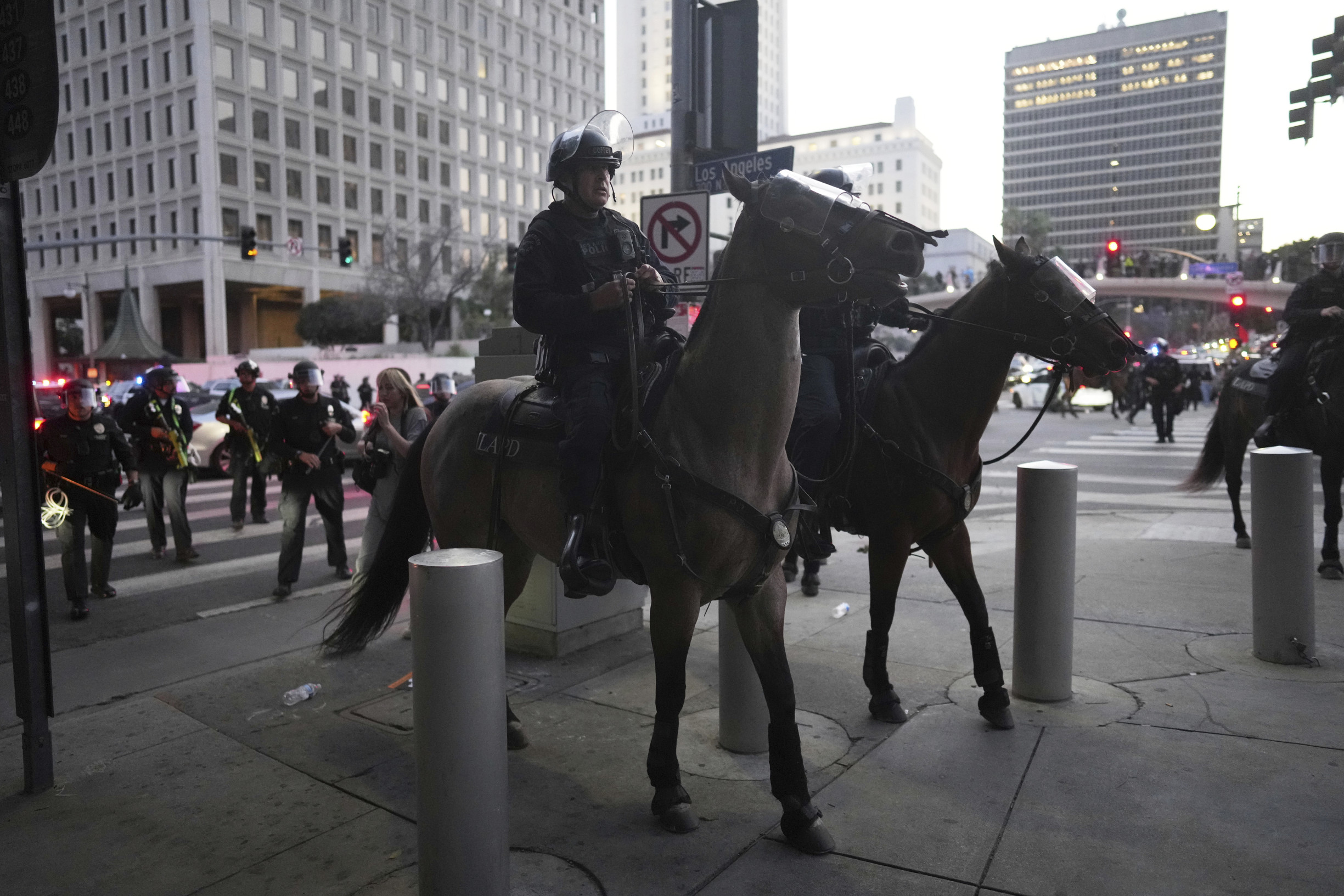 Trumpov svet (142. deň): Do ulíc mieri už i&nbsp;námorná pechota. Protesty eskalujú, no rovnako aj úsilie o&nbsp;deportácie