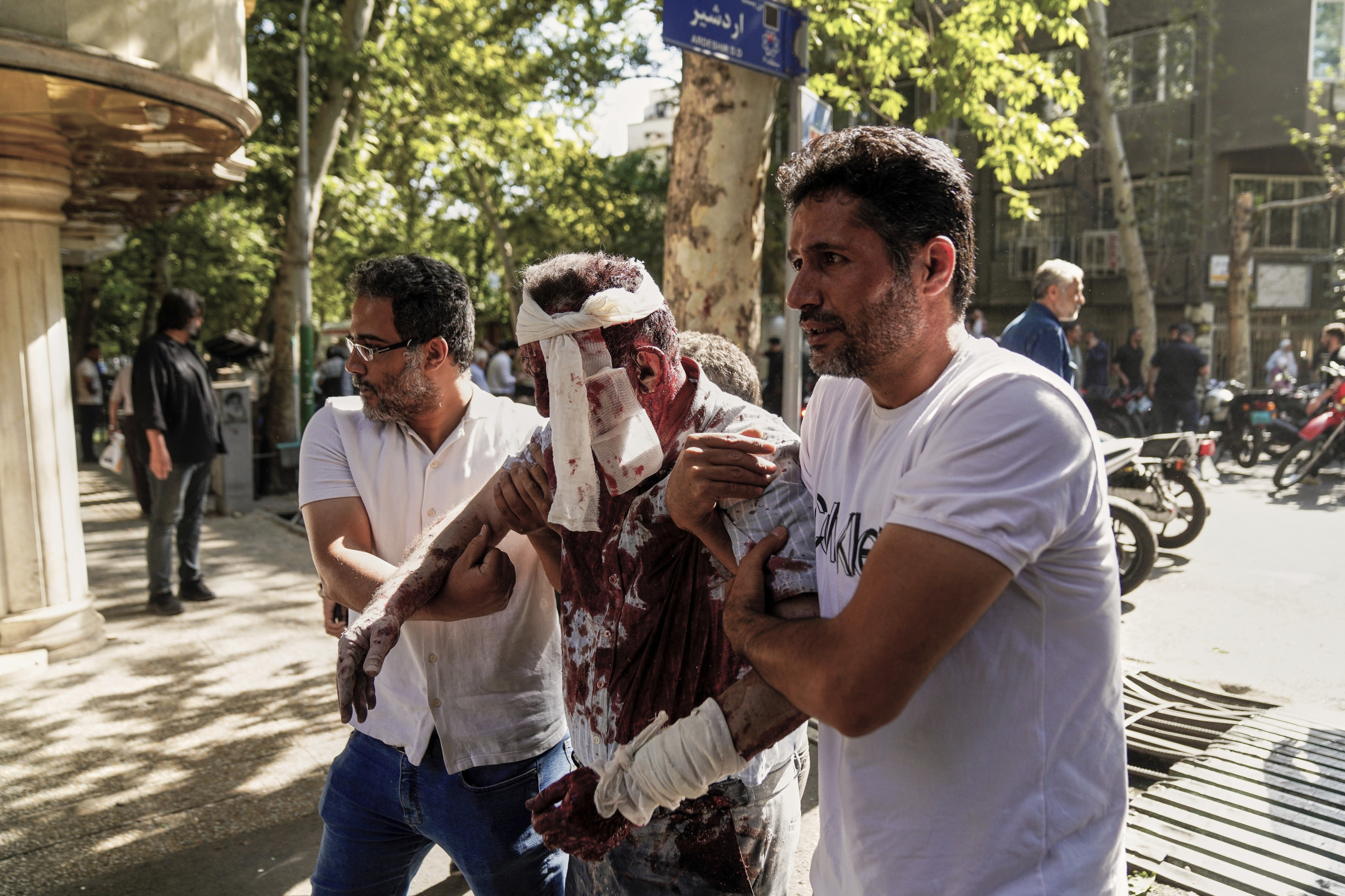 Ľudia nenávidia režim, no Netanjahua teraz ešte viac. Ako na útoky reagujú obyvatelia Iránu