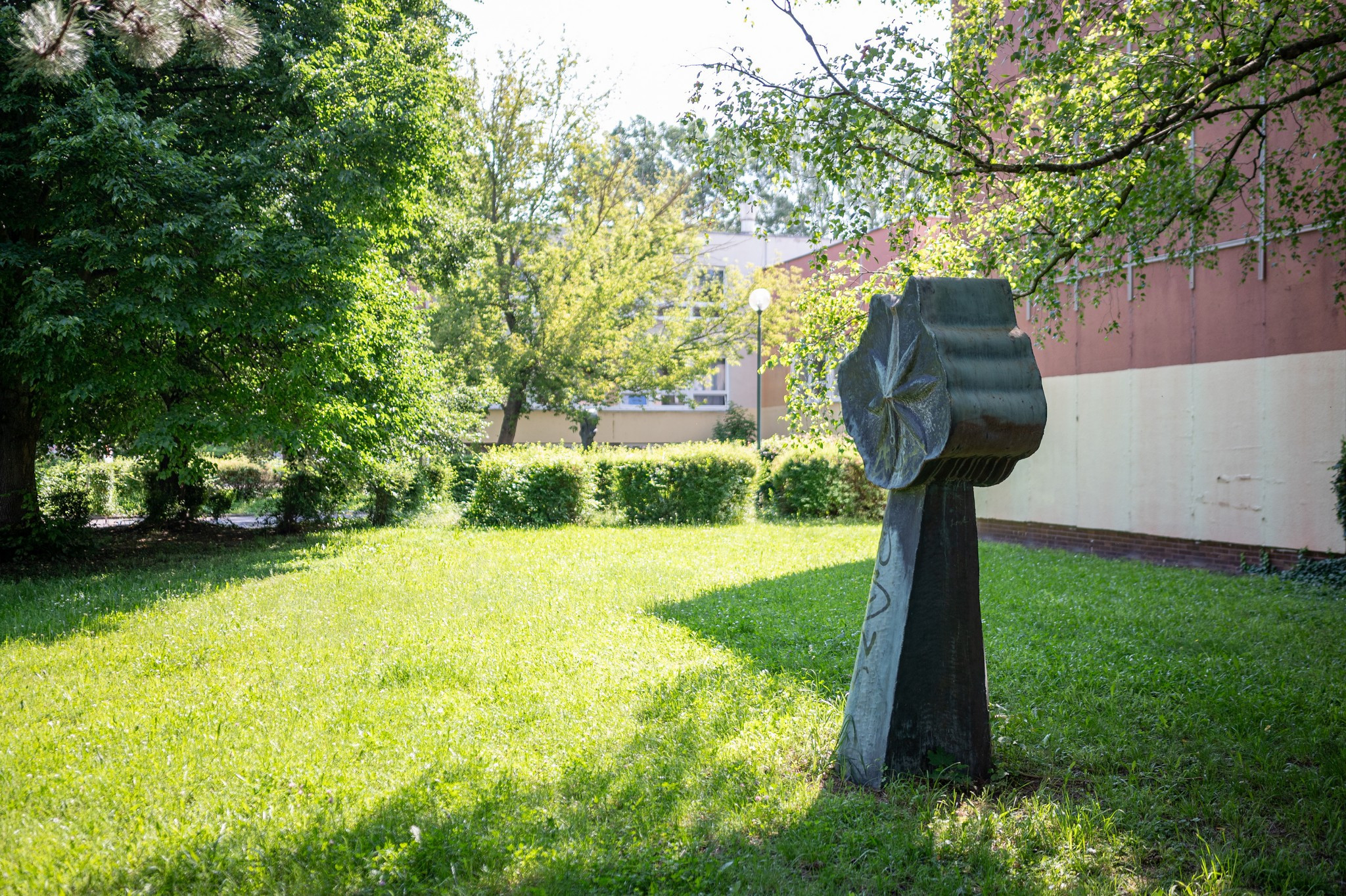 Aj sochy kvetov a stromov formujú mesto, patria medzi takmer päťsto verejných diel v Bratislave