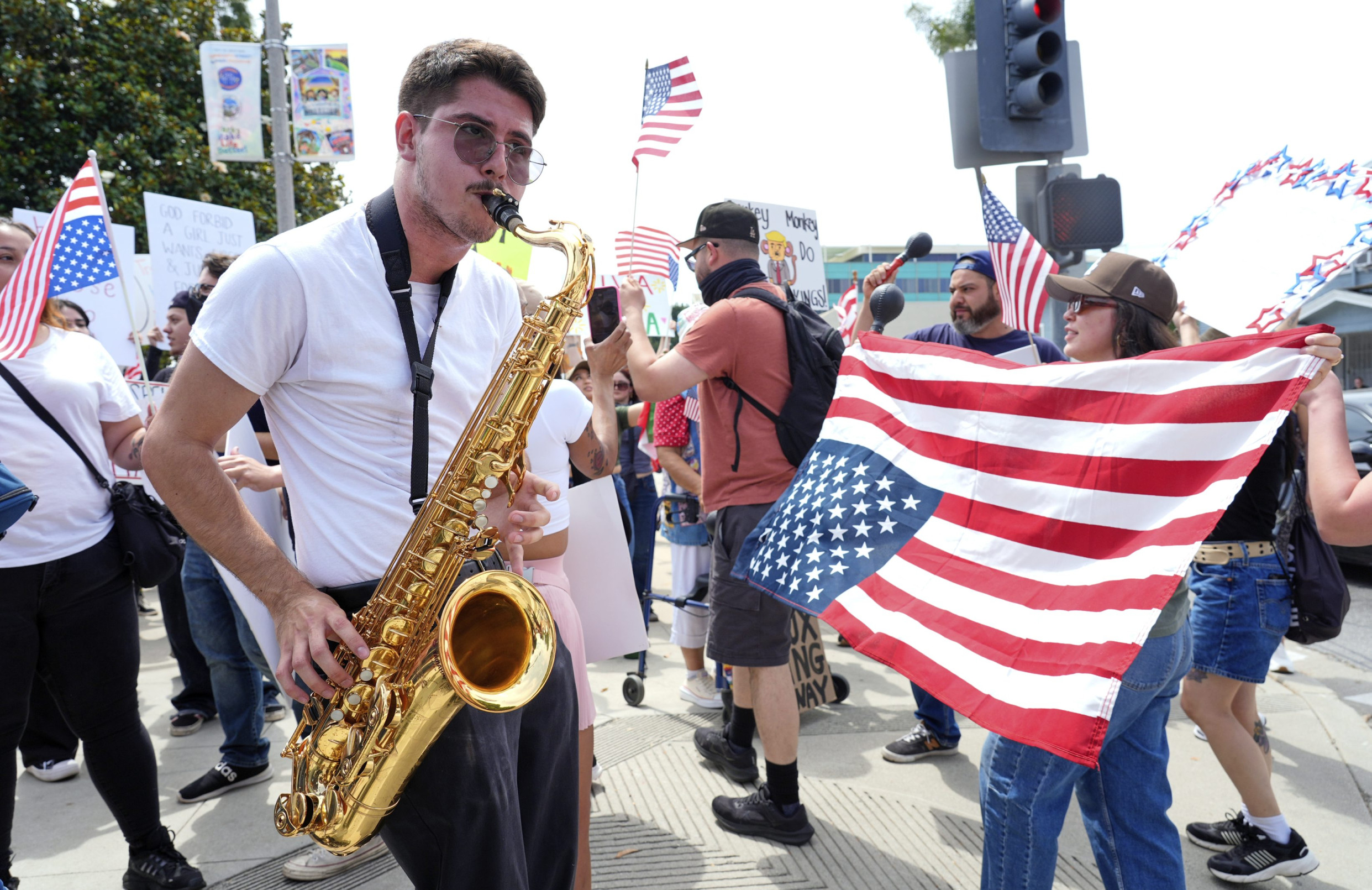 Trumpov svet (158. deň): Chcete víza? Ukážte sociálne siete, hovoria americké ambasády študentom