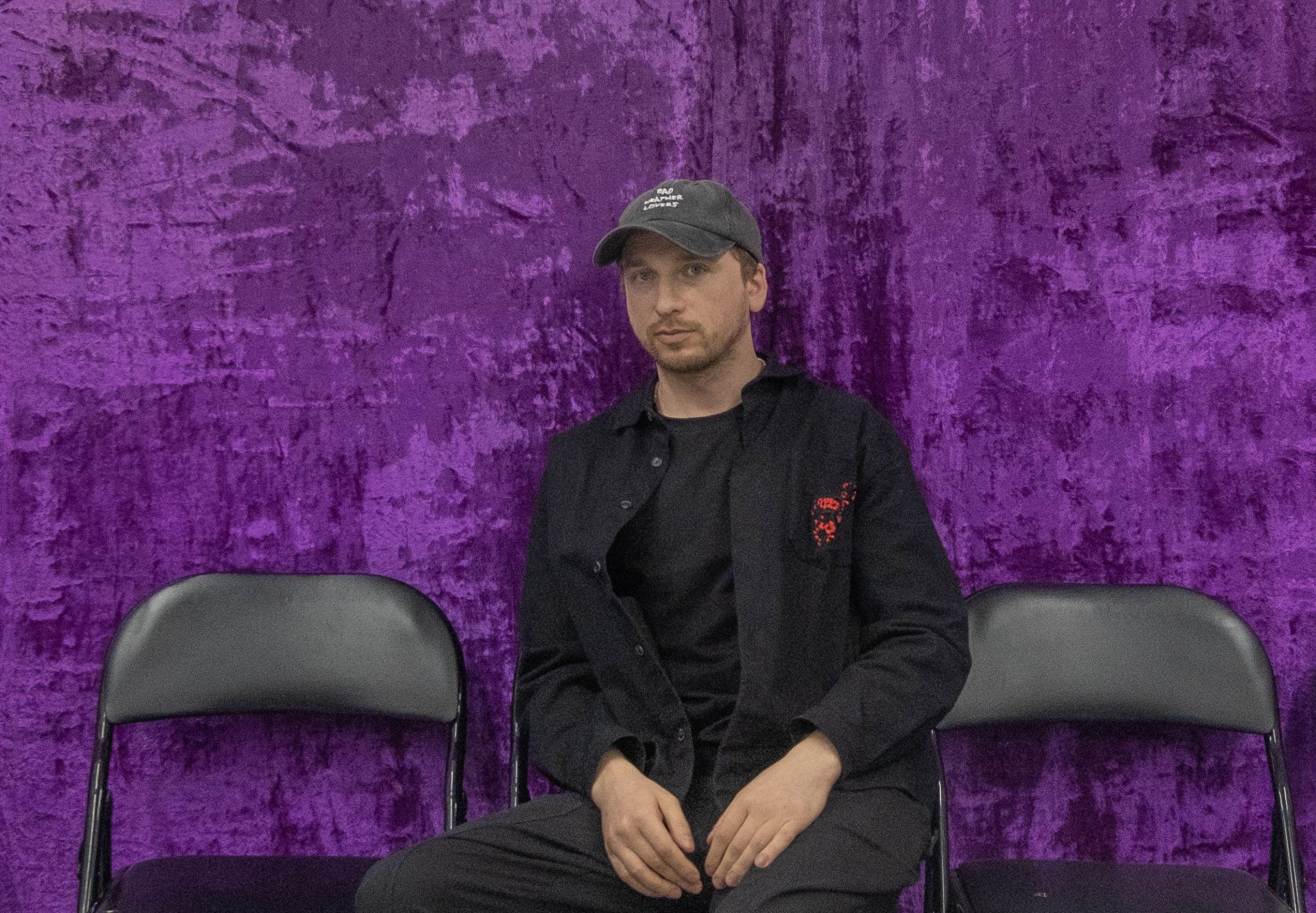 Počas vojny môže byť divadlo mnohým. Režisér Arťom Tomilov rozpráva, prečo ešte neemigroval z&nbsp;Ruska