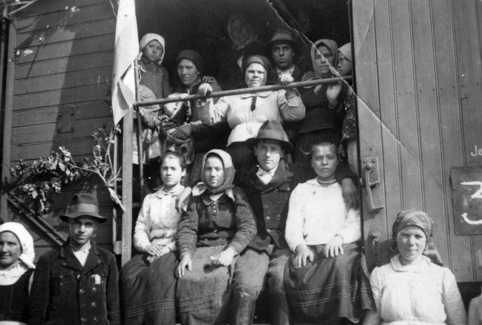 Kitelepített magyarok útban Csehszlovákiából. Fotó - Fortepan/Csorba Dániel