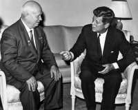 John F. Kennedy počas slávneho stretnutia s Nikitom Chruščovom vo Viedni. Knižnica Johna Fitzgeralda Kennedyho/Wikimedia Commons