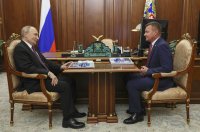 Putin a minister dopravy Roman Starovojt na stretnutí v januári. Foto - TASR/AP