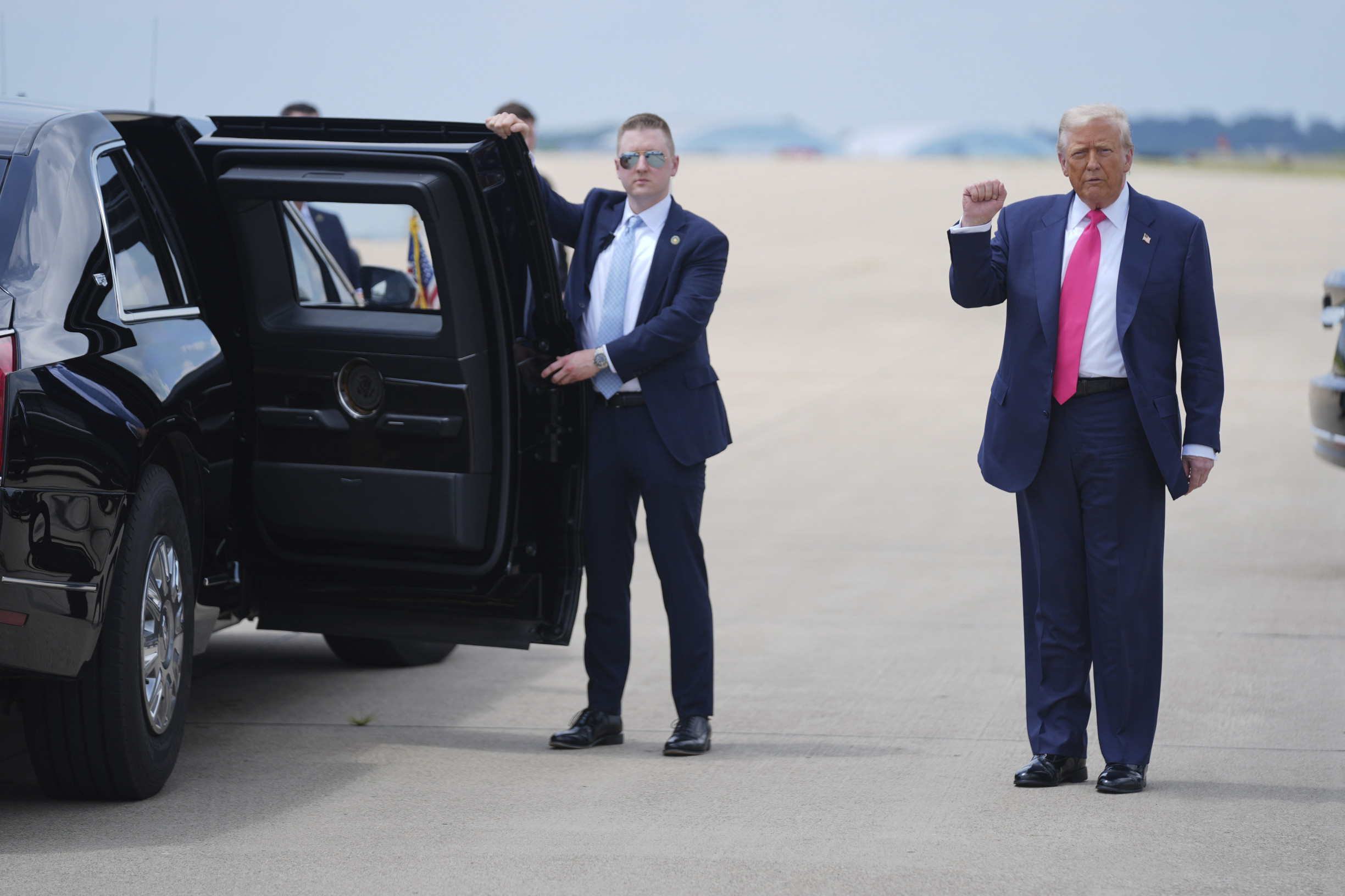 Trumpov svet (177. deň): Internet rieši Trumpove opuchnuté členky a&nbsp;modrinu. Republikánov rozdeľuje pomoc Ukrajine aj kauza Epstein