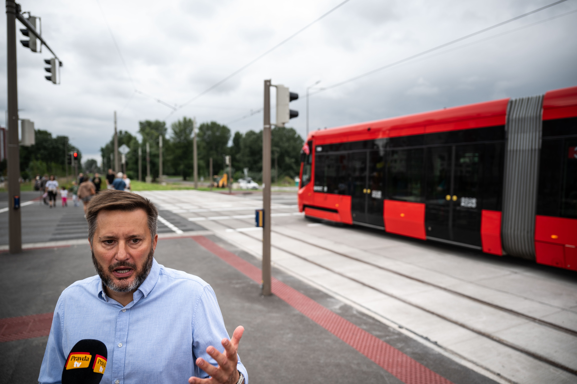 Súd prikázal Vallovi zaplatiť 4,3 milióna. Ten poukazuje na právnikov, hoci sám zaplatil 450-tisíc kamarátovi