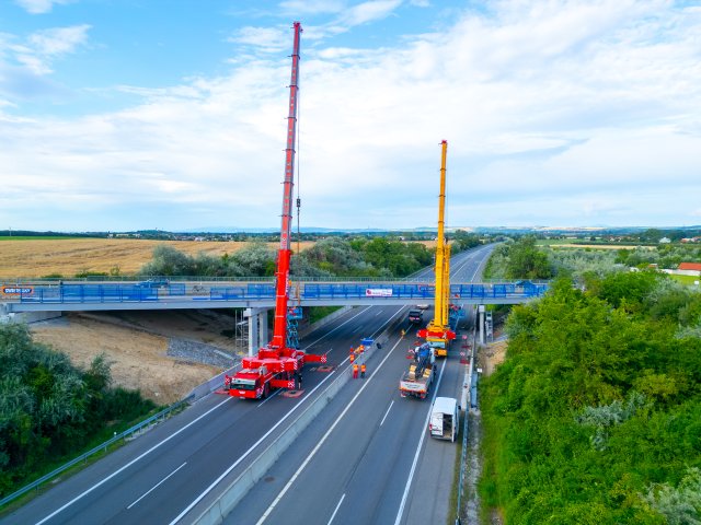 Montáž cyklomosta na D1. Foto - TTSK