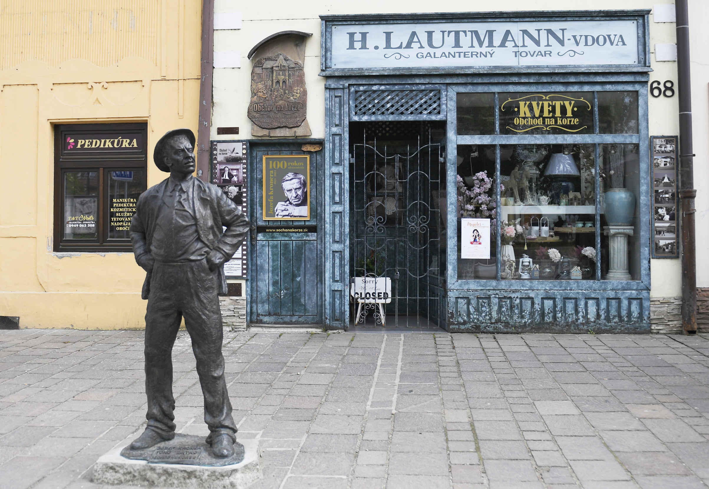 Obchod na korze a falošný spev