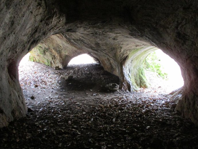A 78 méter hosszú Kis-Derencsényi-barlang, melyre három fura lyuk hívja fel a túrázók figyelmét. Fotó - Hiking.sk/Martin Knor