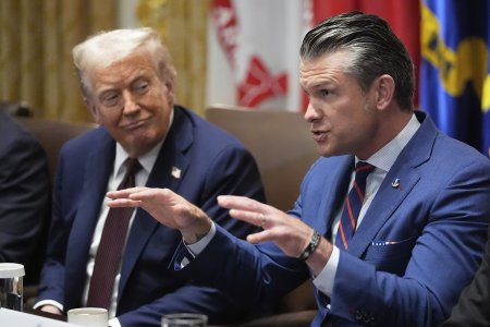 Trumpov svet (220. deň): Zachránil veľryby, vedie revolúciu. Ministri Trumpa podlízavo chválili ako Putina v Rusku