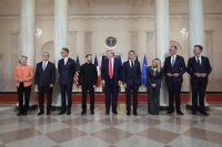 Európski lídri, Volodymyr Zelenskyj a Donald Trump v Bielom dome. Foto - TASR/AP