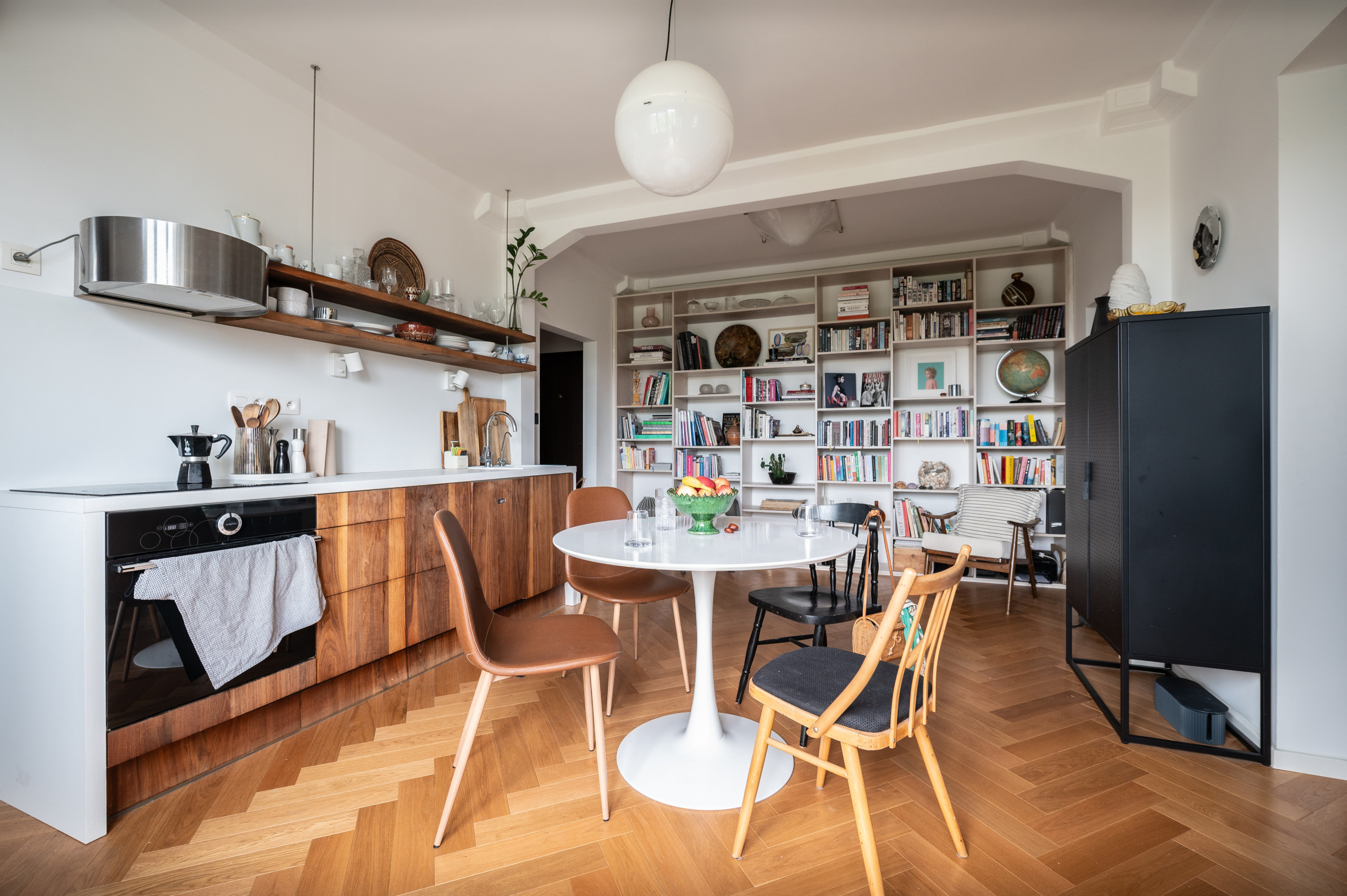 Byt po vytopení prerobila. Má v&nbsp;ňom stoličky od smetiakov aj vintage svietidlá z&nbsp;Talianska